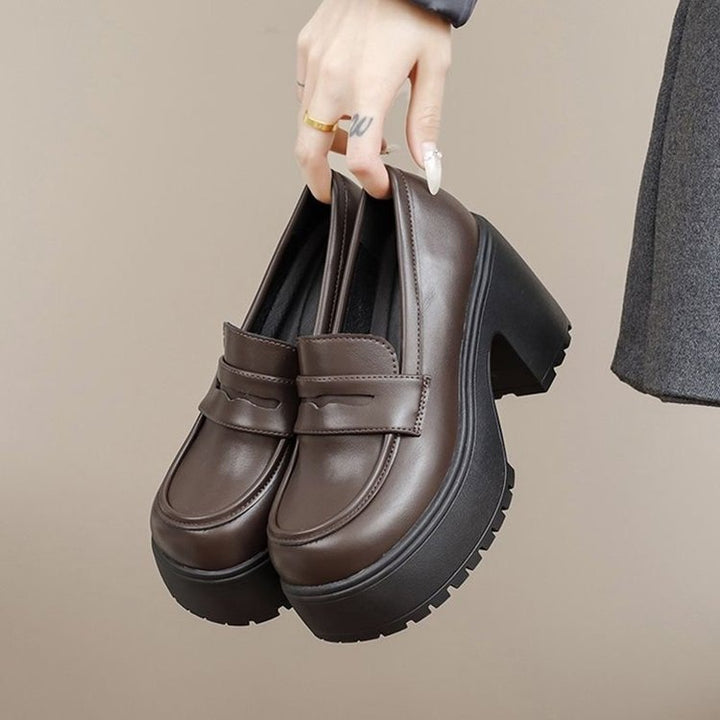 Dame platform sandaler med moderne remdesign og stabil profilsål Stilla