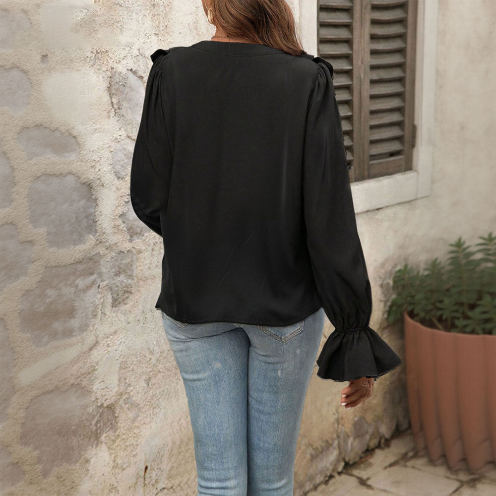 Damebluse med elegante ruffle-detaljer og chic V-hals Stilla