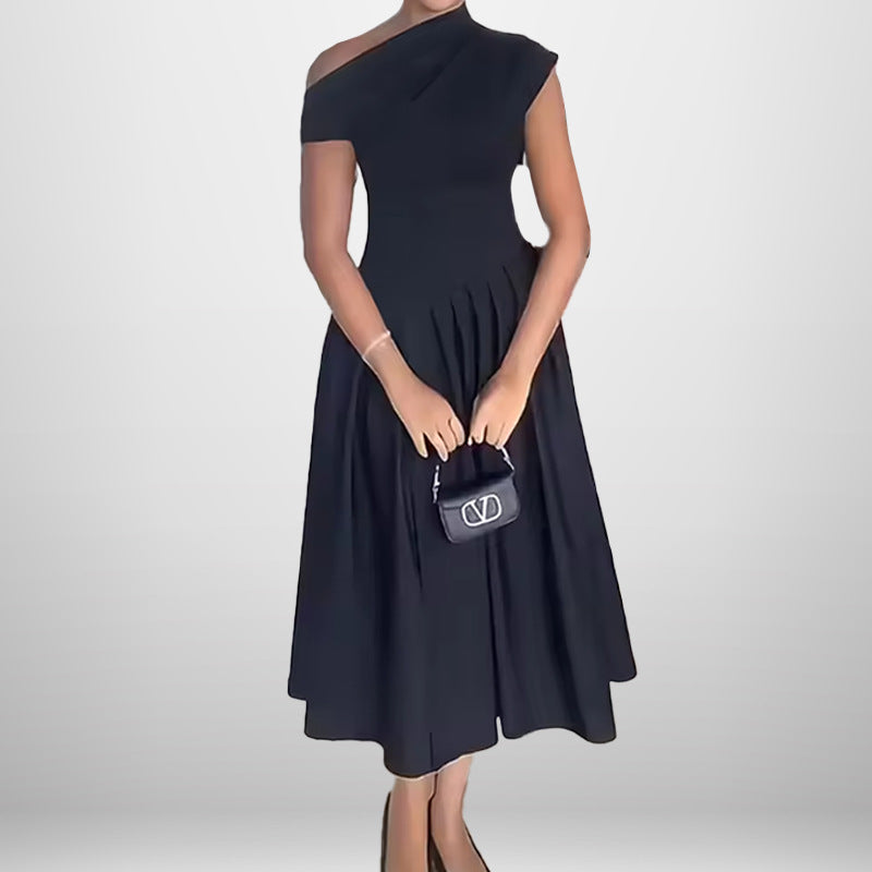 Dame asymmetrisk omslagskjole med folder og elegant design Stilla