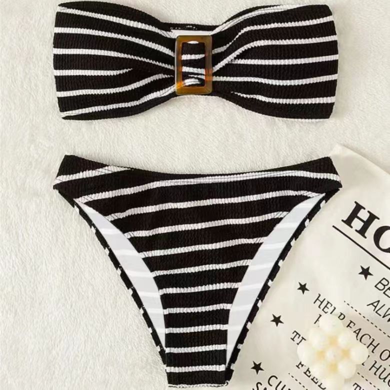 Dame stribet bandeau-bikini-sæt med dekorativ spænde Stilla