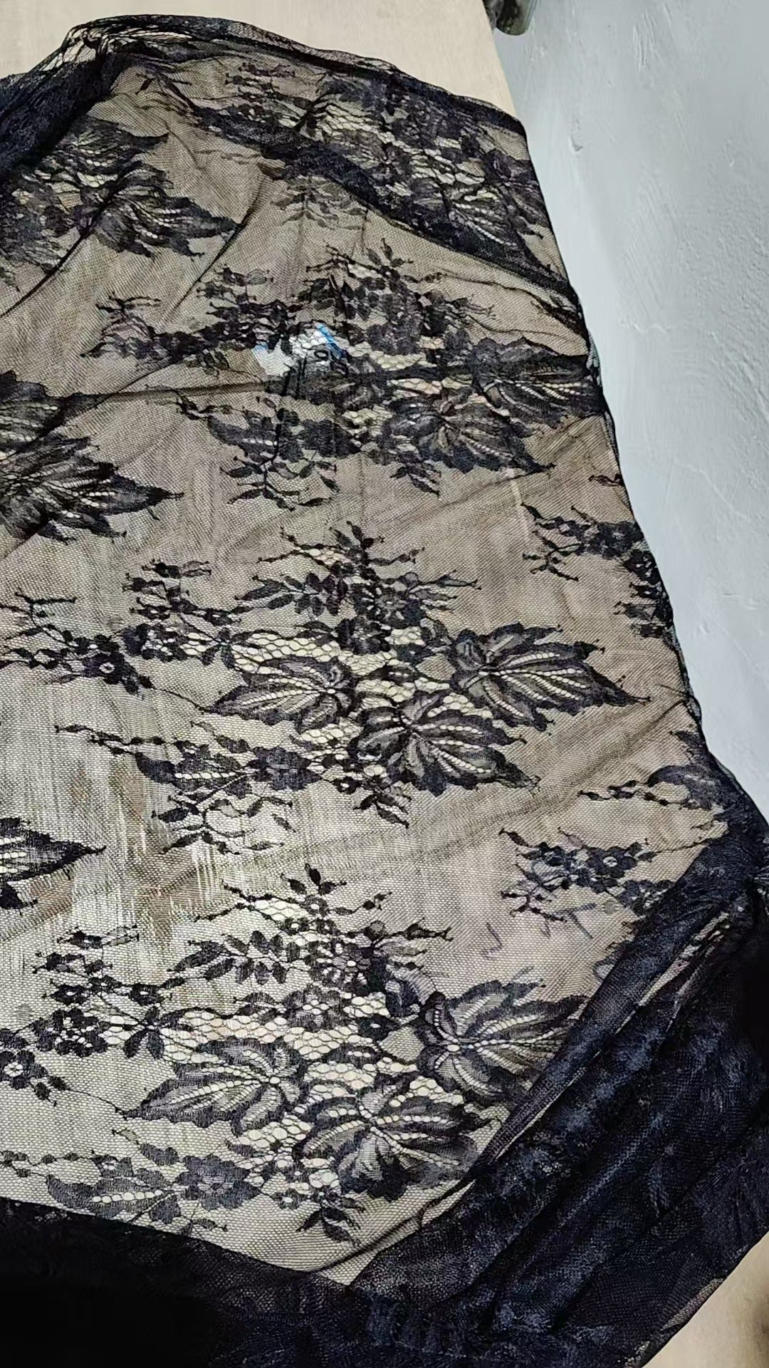 Dame spidsharemshose med elastisk bånd og gennemboret design Stilla