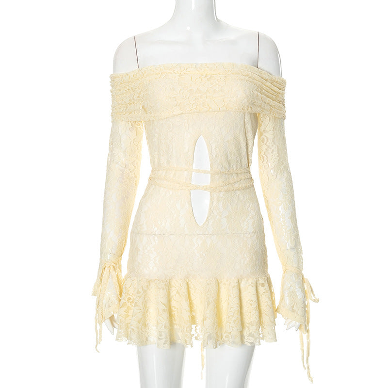 Dame blonderkjole med off-shoulder design og rynkedetaljer Stilla