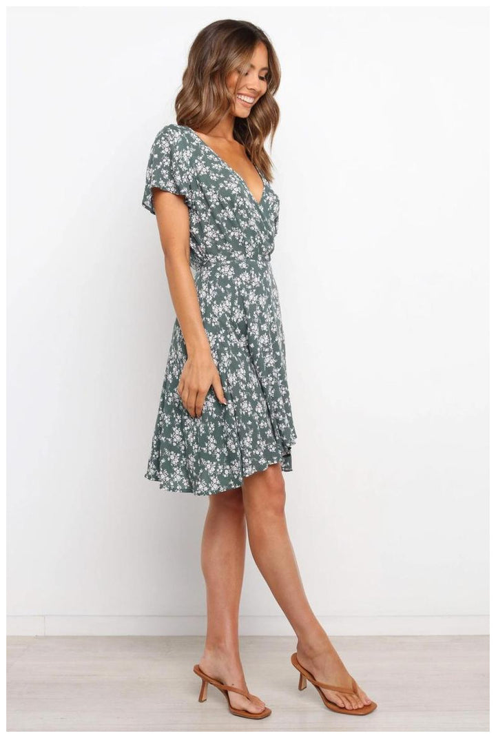 Dame wrap-kjole med blomstermønster og ærmeløs design Stilla