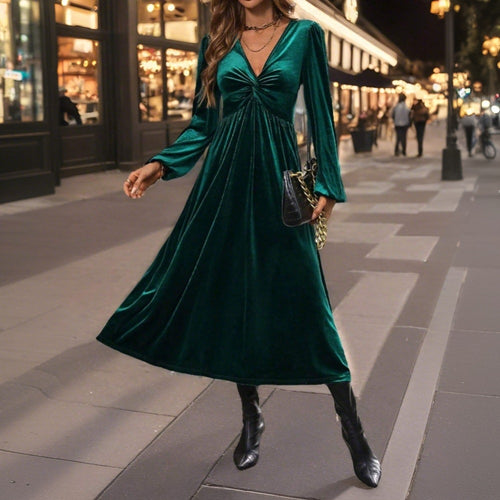 Kvinders velour midi kjole med elegant omslag design og dyb V-hals Stilla