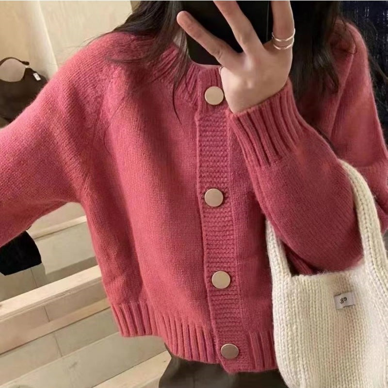 Kvinders cardigan med dekorative knapdetaljer og moderne snit Stilla