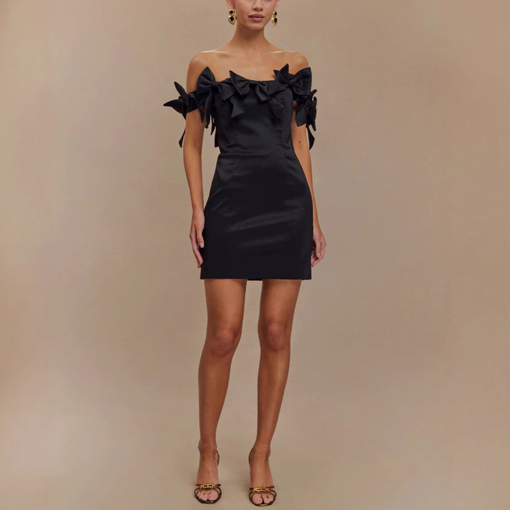 Dame elegant mini-kjole med off-shoulder design og raffinerede rufflelementer Stilla