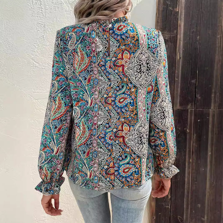 Damebluse med legesygt paisleymønster og elegante flæsedetaljer Stilla