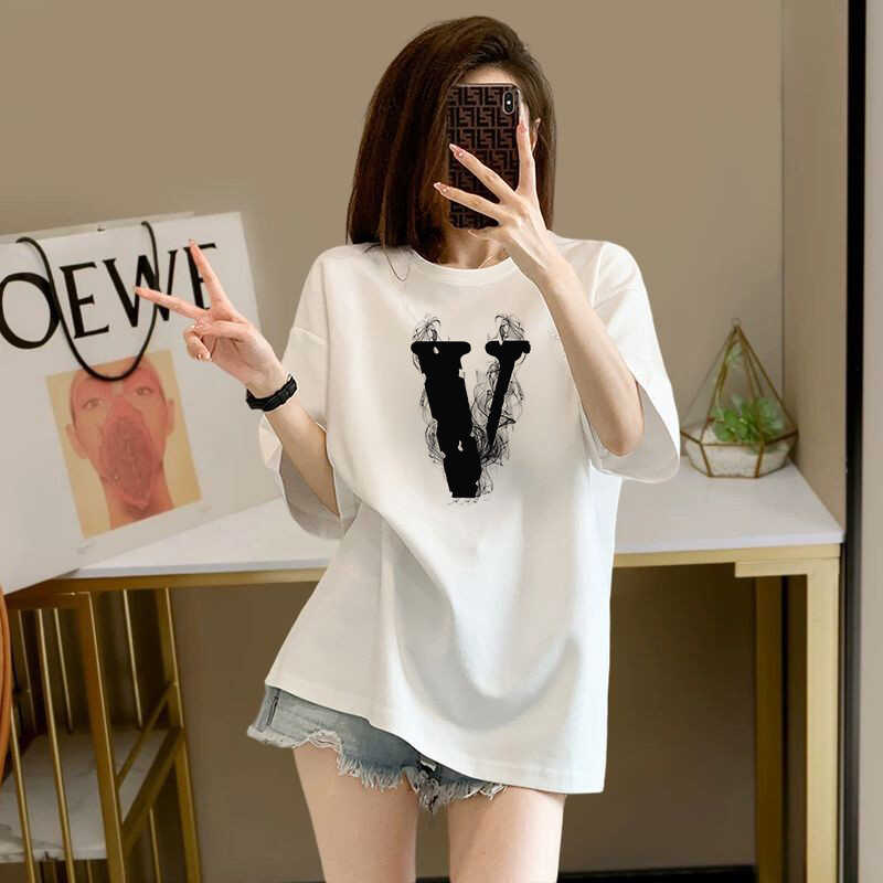 Dame T-Shirt med kreativt V-motiv og afslappet pasform Stilla