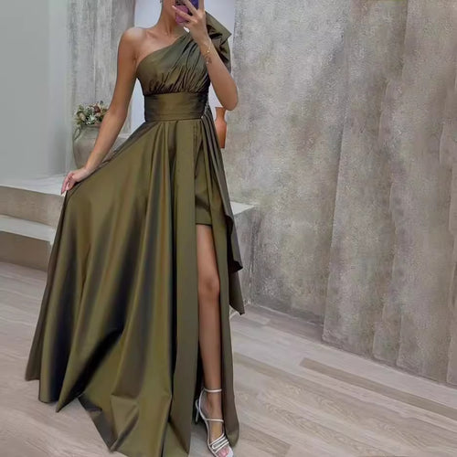 Kvindernes asymmetrisk aftenkjole med dyb slidse og elegant drapering