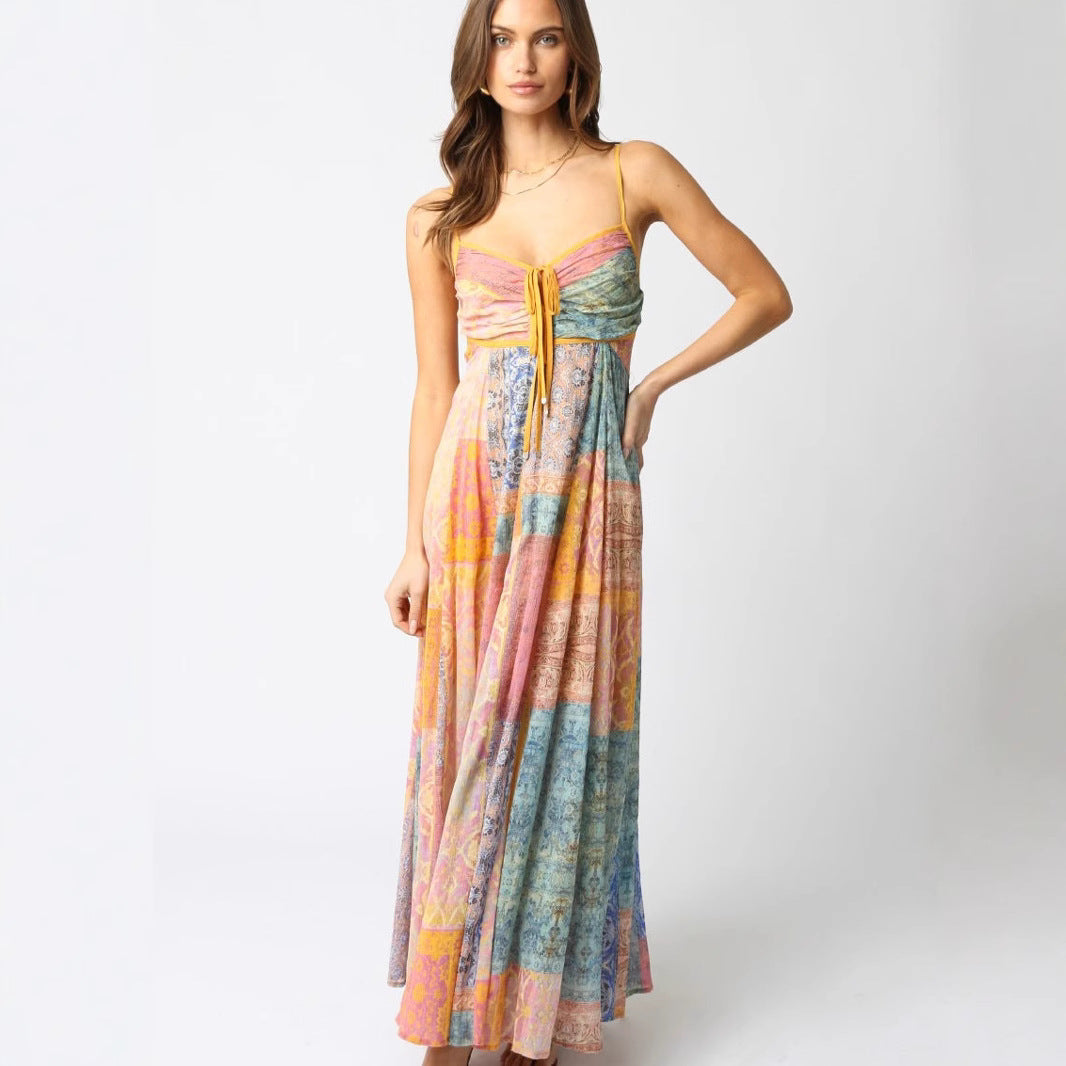 Dame Maxikjole med floralt patchwork-design og justerbare spaghettistropper Stilla