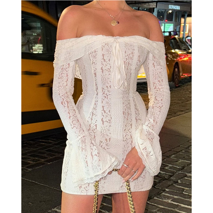 Dame spids elegant minikjole med off-shoulder design og lange ærmer Stilla