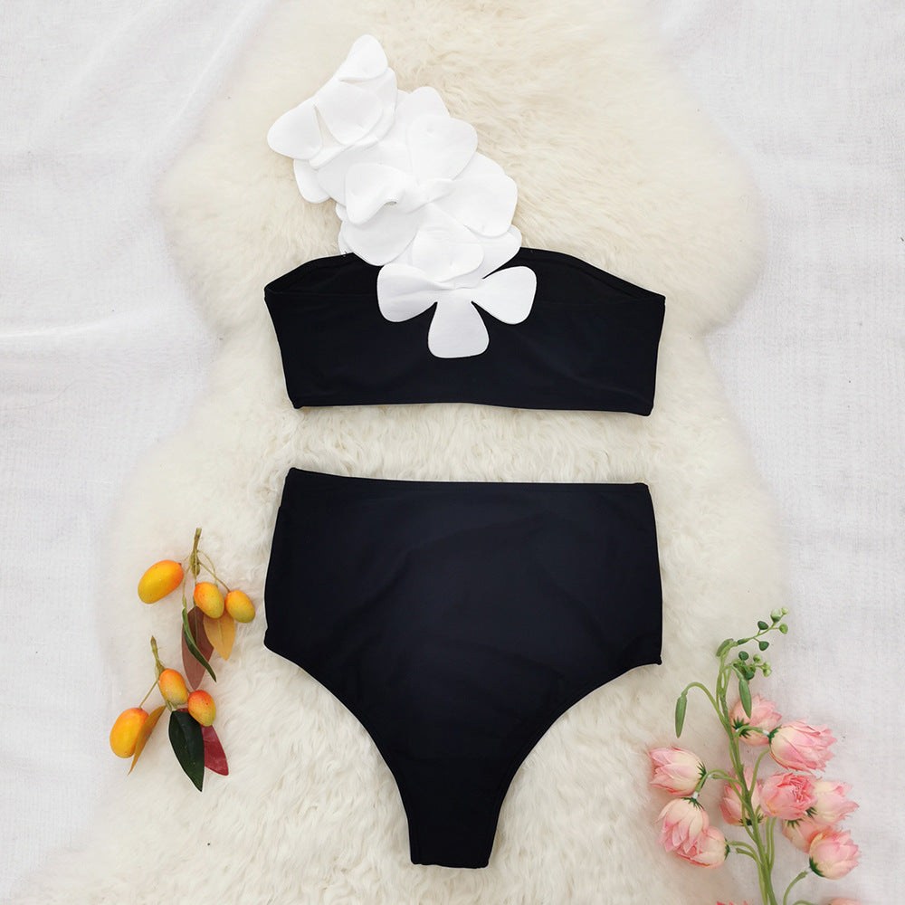 Dame bikini-outfit med en-sidet strop og blomsterdesign Stilla