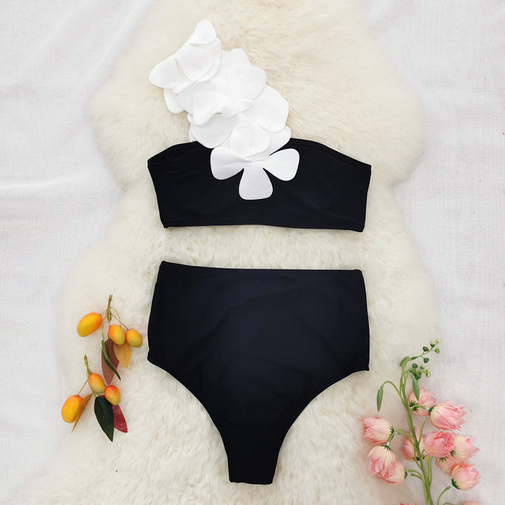 Dame bikini-outfit med en-sidet strop og blomsterdesign Stilla