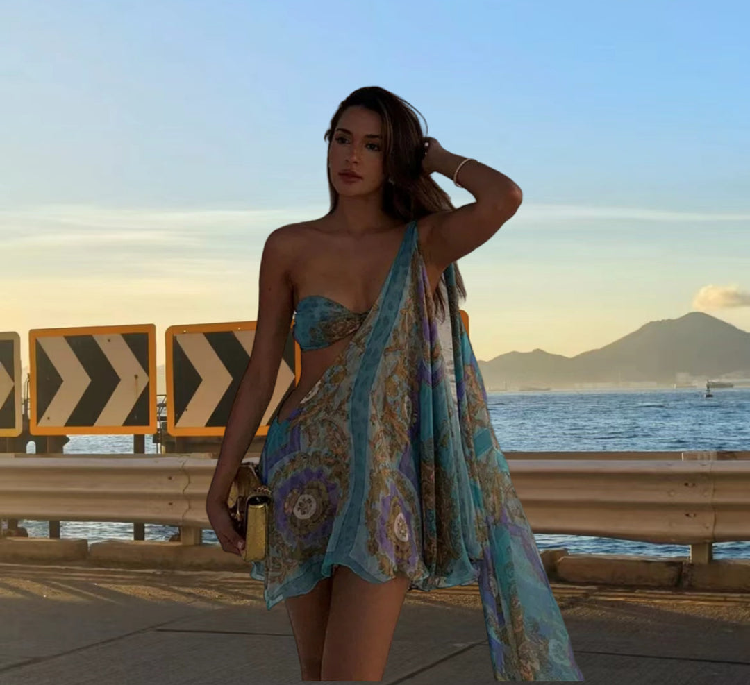 Dame asymmetrisk strandkjole med elegant stropdesign og flydende materiale Stilla