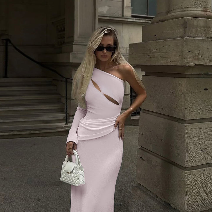 Kvinders elegante og figursyede aftenkjole med asymmetrisk snit Skovae