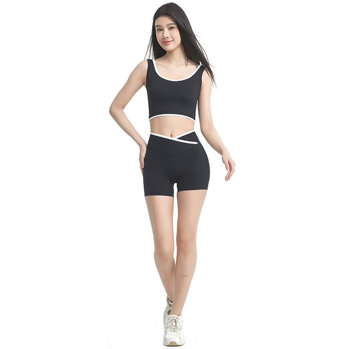 Dame sportssæt med elastisk crop-top og figursyet shorts Stilla