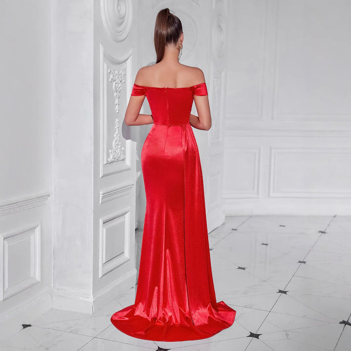 Dame aftenkjole med off-shoulder design og elegant sidelægslids Stilla