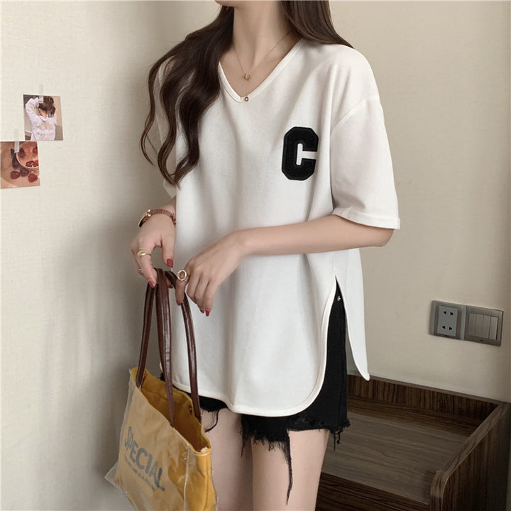 Femme Oversized V-Hals Grafik T-Shirt med Sideslids Stilla