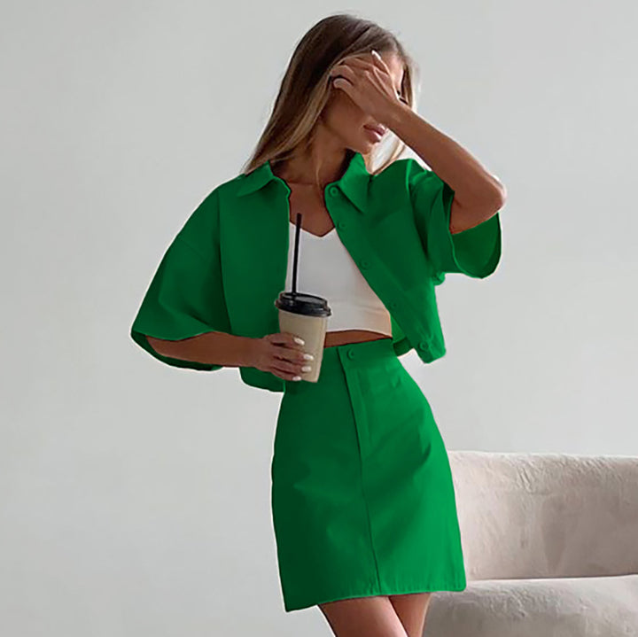 Dame sæt bestående af cropped bluse og kort jeansskørt med praktisk knaplukning Stilla