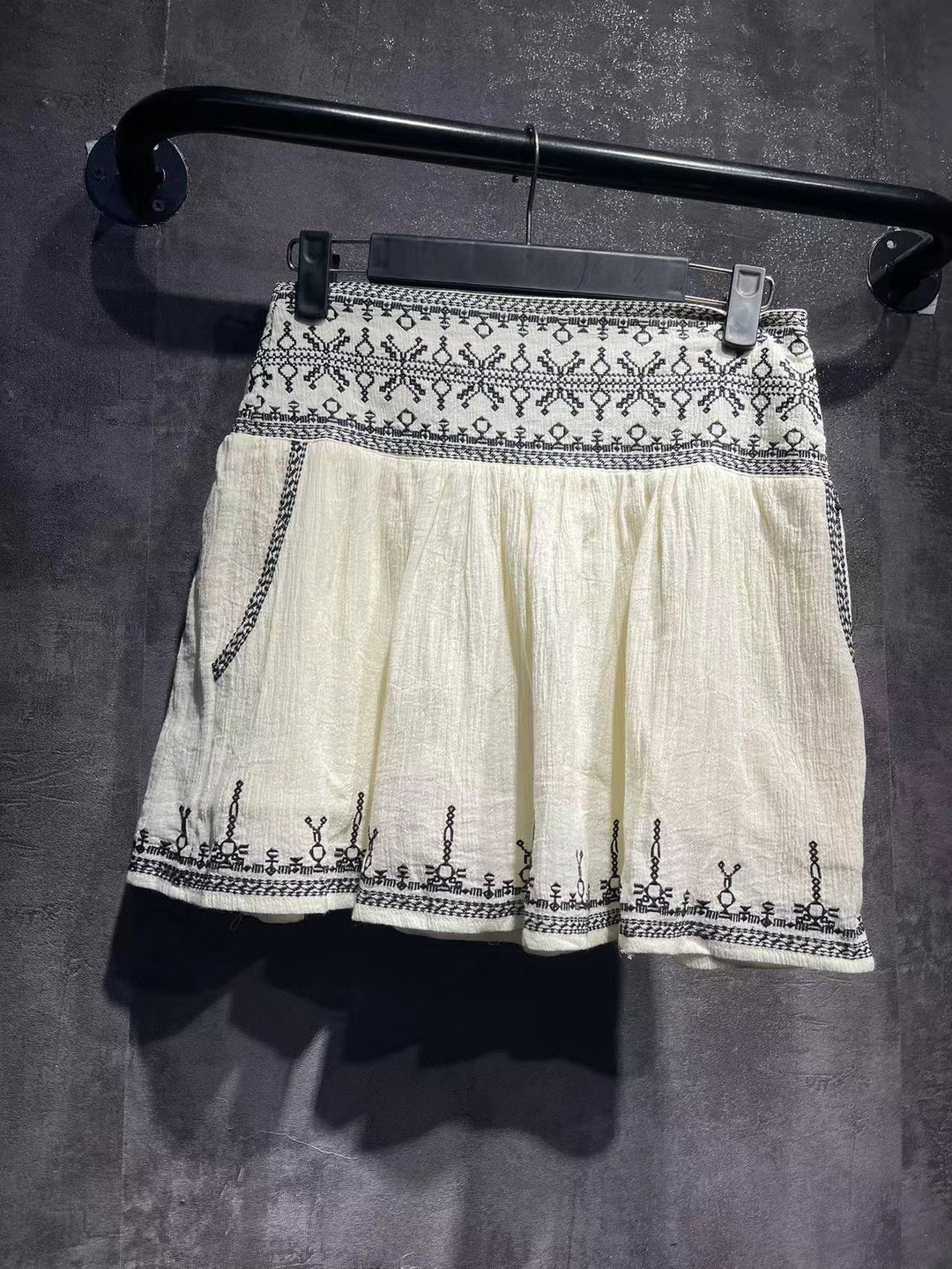 Dame bomuldsrock med kunstneriske håndlavede broderier og sidelommer Stilla