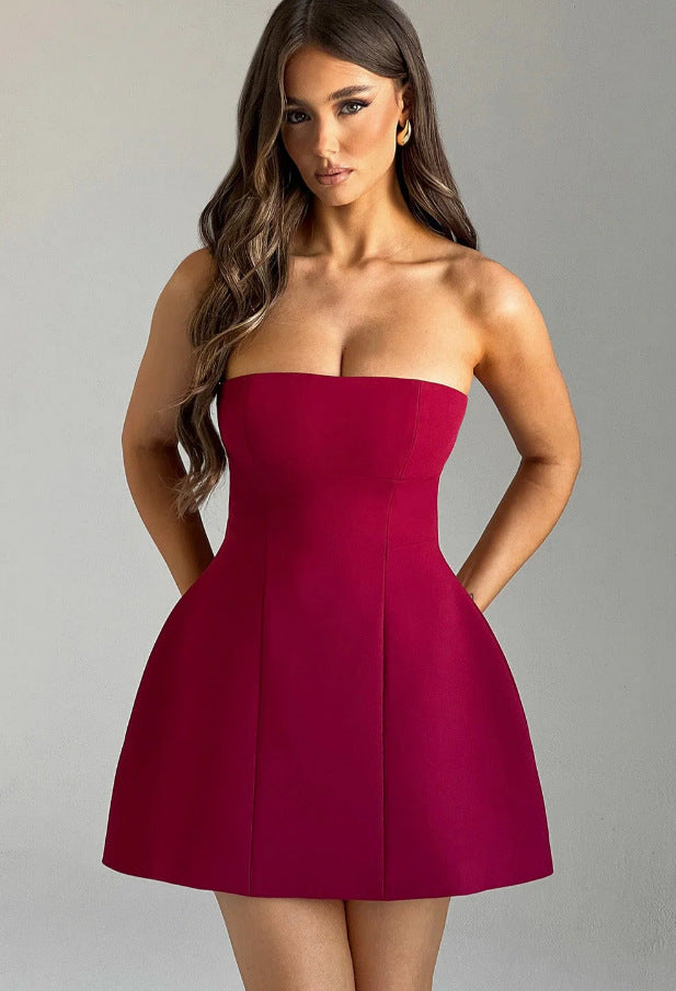 Dame mini kjole med strapless design og flatterende vid nederdel Stilla