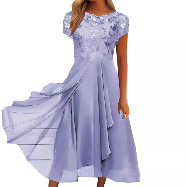 Dame med elegant chiffon midikjole med floral spidsapplikation og flydende klokkeslæt skørt Skovae