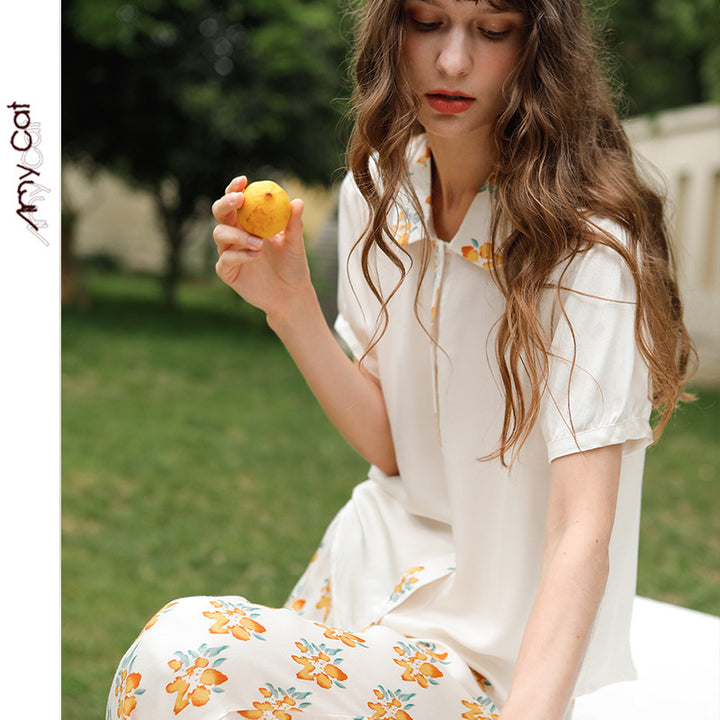 Dame elegant pyjamasæt i åndbart satinlignende materiale med blomsterdesign Stilla