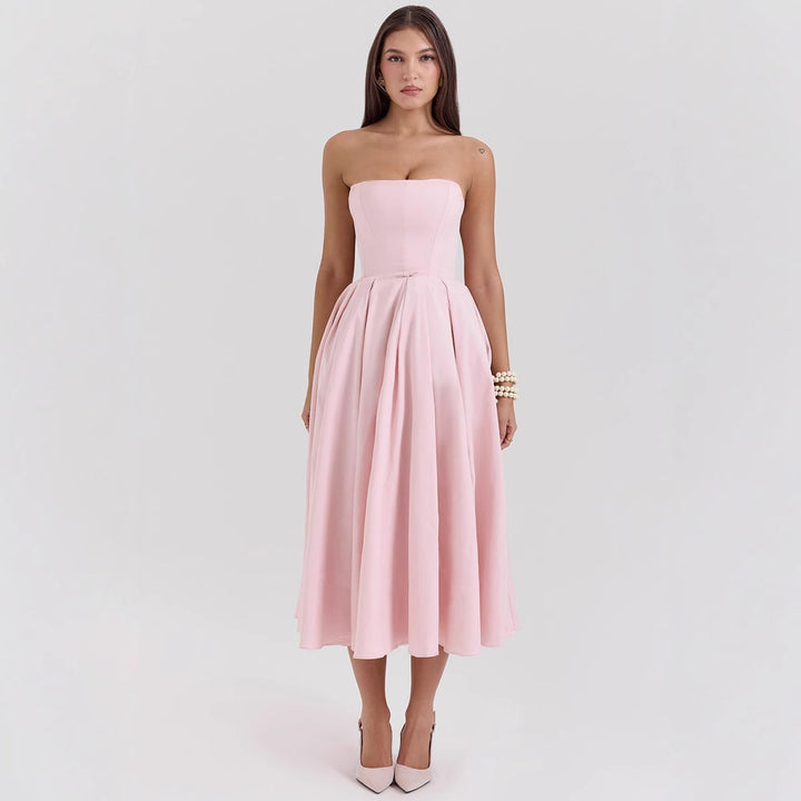 Dame midi kjole med nedreformeret talje og off-shoulder design med elegant plissé struktur