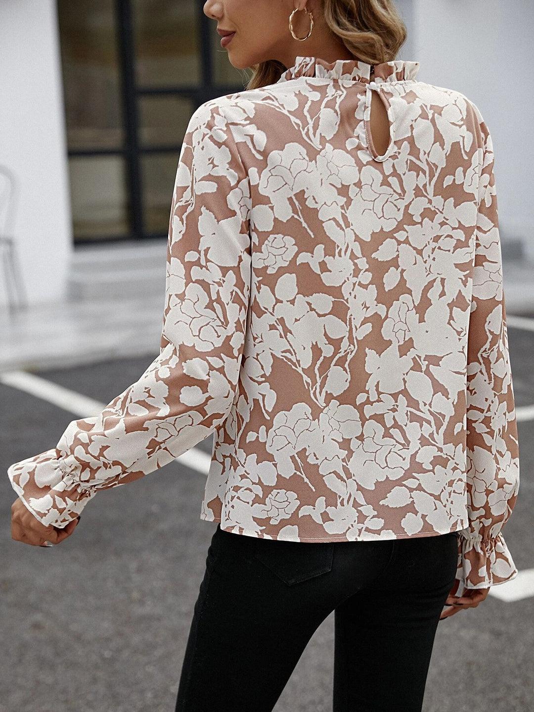 Damebluse med blomstret design og flæsedetaljer Stilla