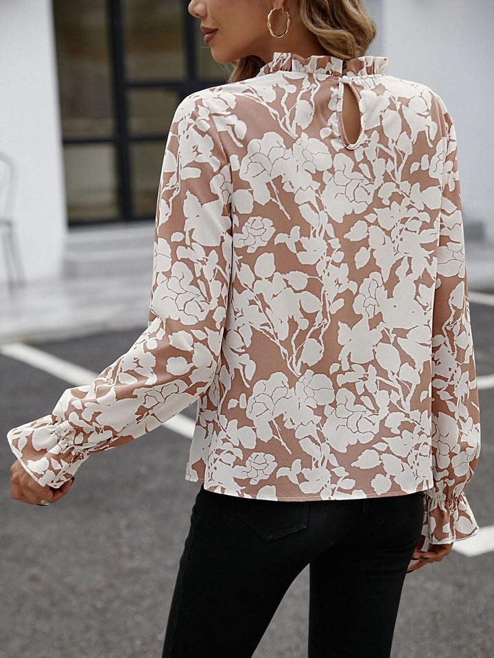Damebluse med blomstret design og flæsedetaljer Stilla