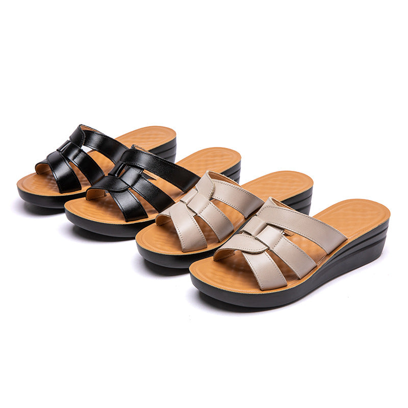 Femme Stilfulde kile-slippers med komfortremme Stilla