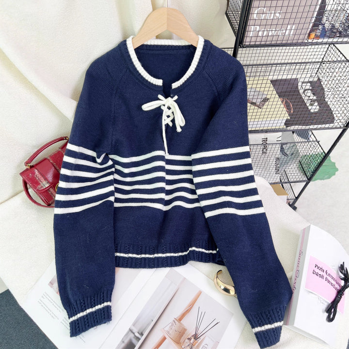 Kvinders sweater med sideløsning og moderne stribemønster Stilla