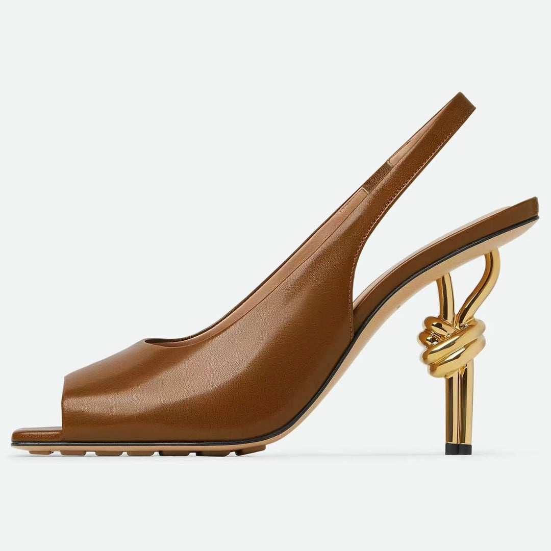 Femme Open-Toe Slingback-Hæle med skulptureret Gulddetalje Stilla