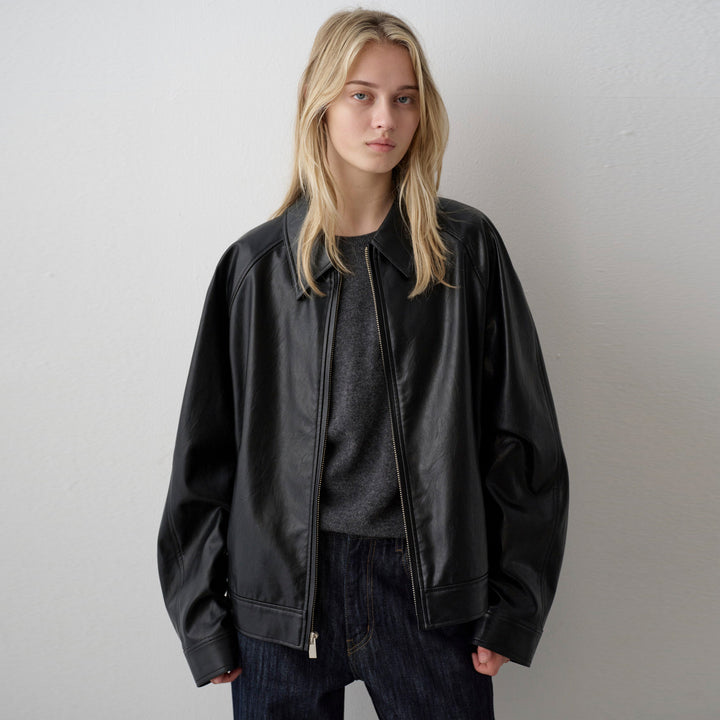 Kvindernes elegante læderjakke i minimalistisk design Stilla