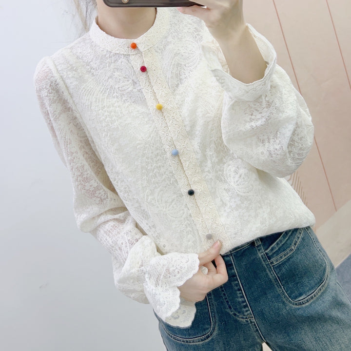 Dame Elegant Bluse med fine rynker og farverige knapdetaljer Stilla