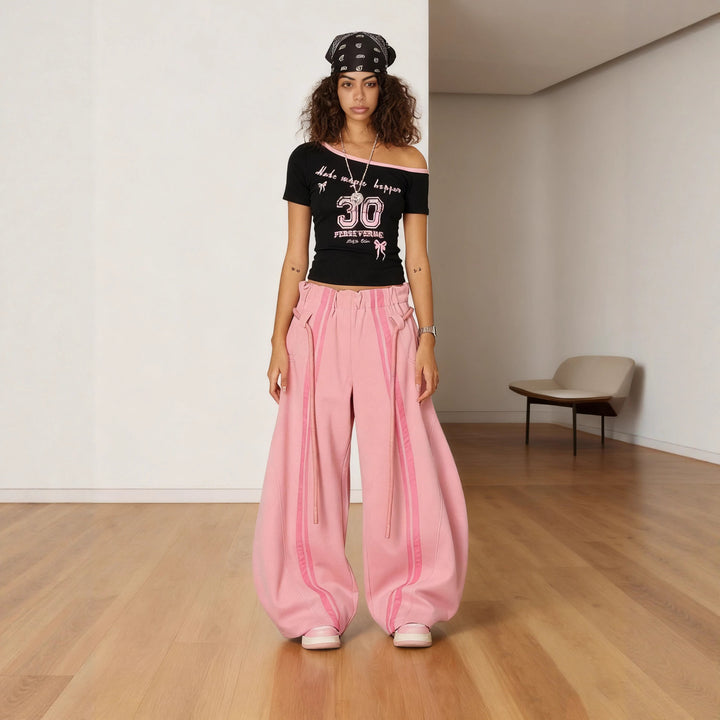 Dame casual bukser i sporty design med kontrasterende striber og elastisk talje.