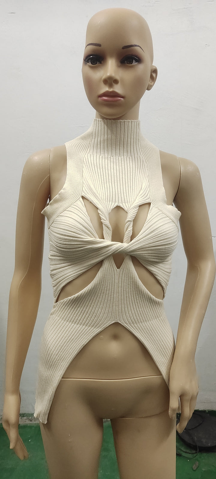 Dame figurtilpasset Cut-Out Top med høj krave Skovae
