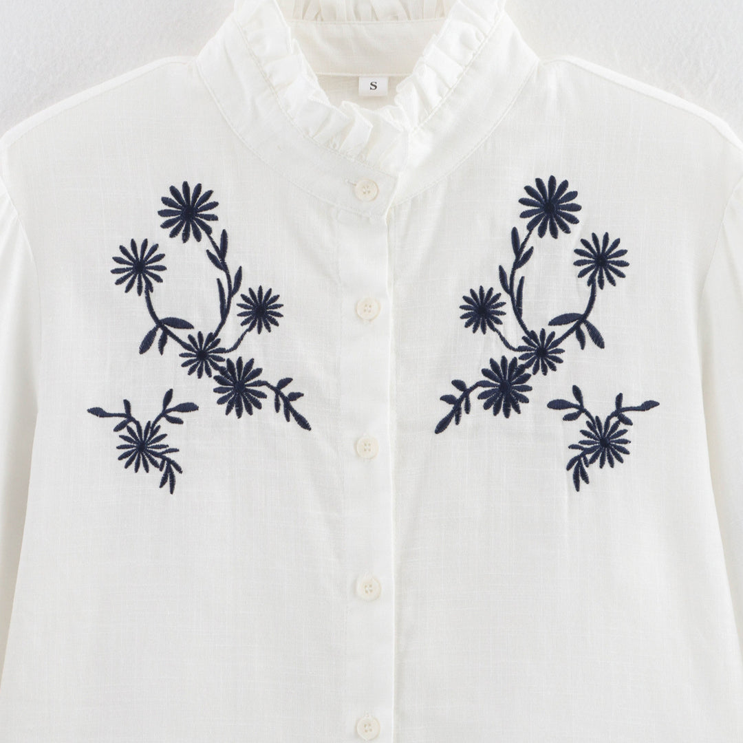 Damebluse med blomsterbroderi og høje pufærmer Stilla