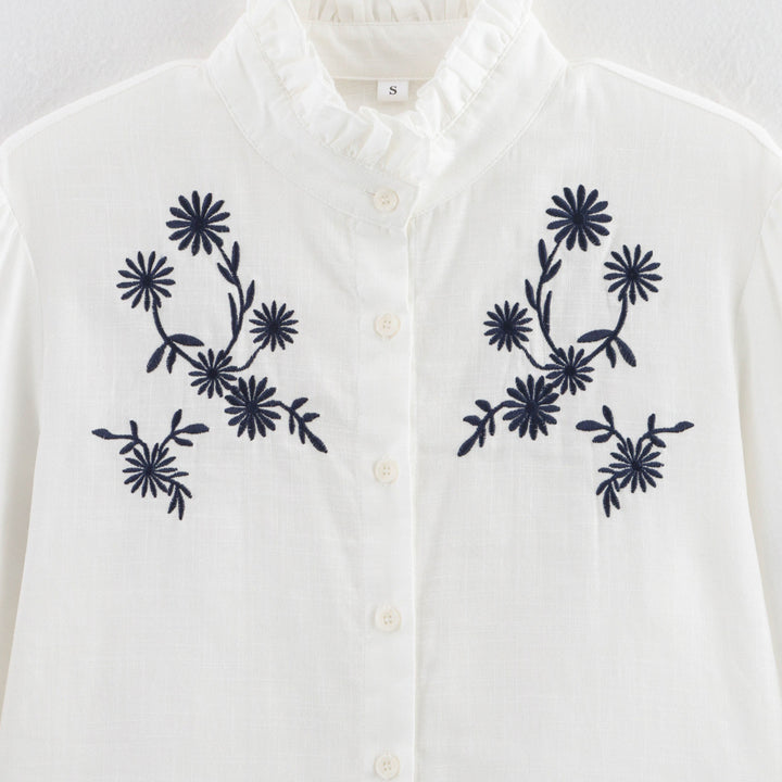 Damebluse med blomsterbroderi og høje pufærmer Stilla