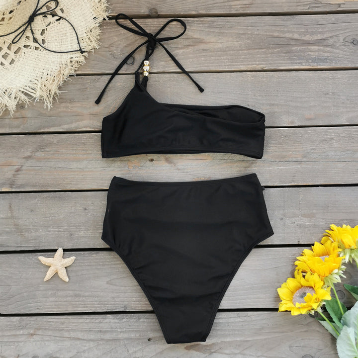 Dame bikini med innovativt one-shoulder-design og dekorerede knapdetaljer Stilla
