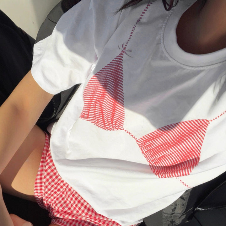 Dame løs T-shirt med grafisk bikini-print Skovae