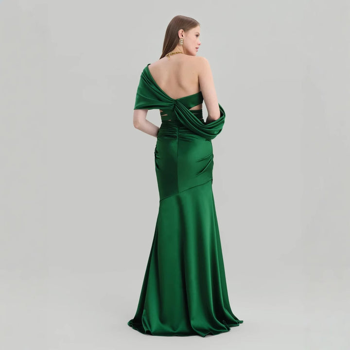 Dame elegant og figursyet aftenkjole med asymmetrisk snit og puffærmer Stilla