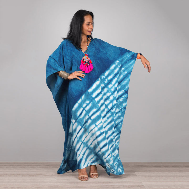 Dame Kaftan med kunstnerisk batikdesign og generøs pasform Stilla