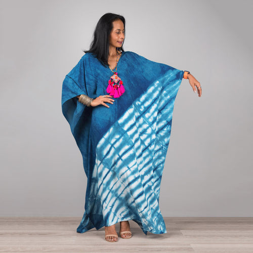 Dame Kaftan med kunstnerisk batikdesign og generøs pasform Stilla