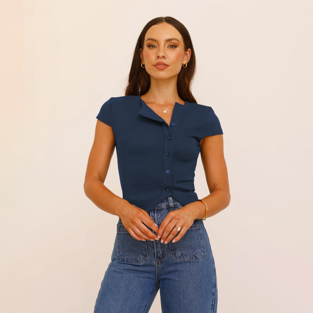 Dame kortærmet bluse top med unik knapliste og struktureret design Stilla