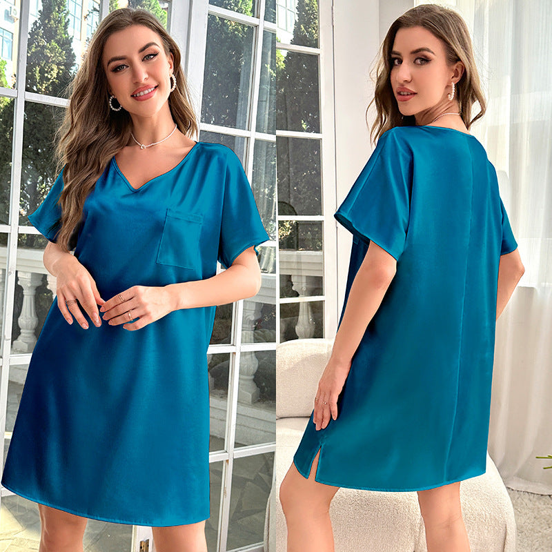 Dame elegant natkjole lavet af let satinlignende materiale med V-hals og brystlomme Stilla
