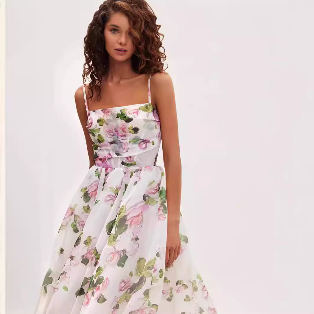 Dame midikjole med romantisk blomsterdesign og flydende chiffon stil