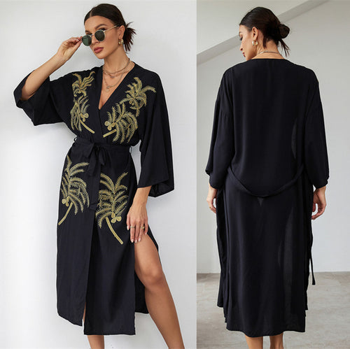 Dame lang kaftan med kunstneriske palme-broderier og bindebælte Stilla