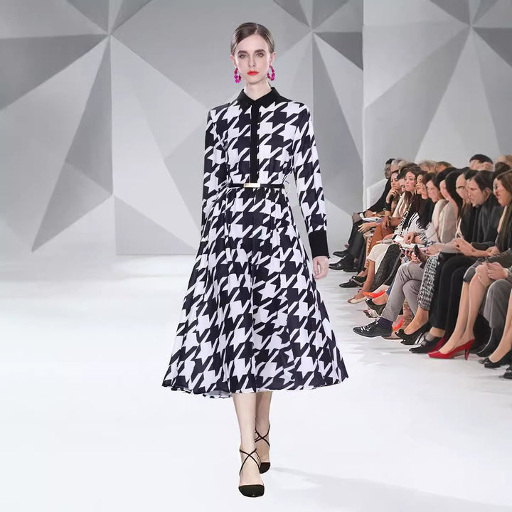 Dame knælange skjortekjole med moderne houndstooth-mønster og taljebælte Stilla