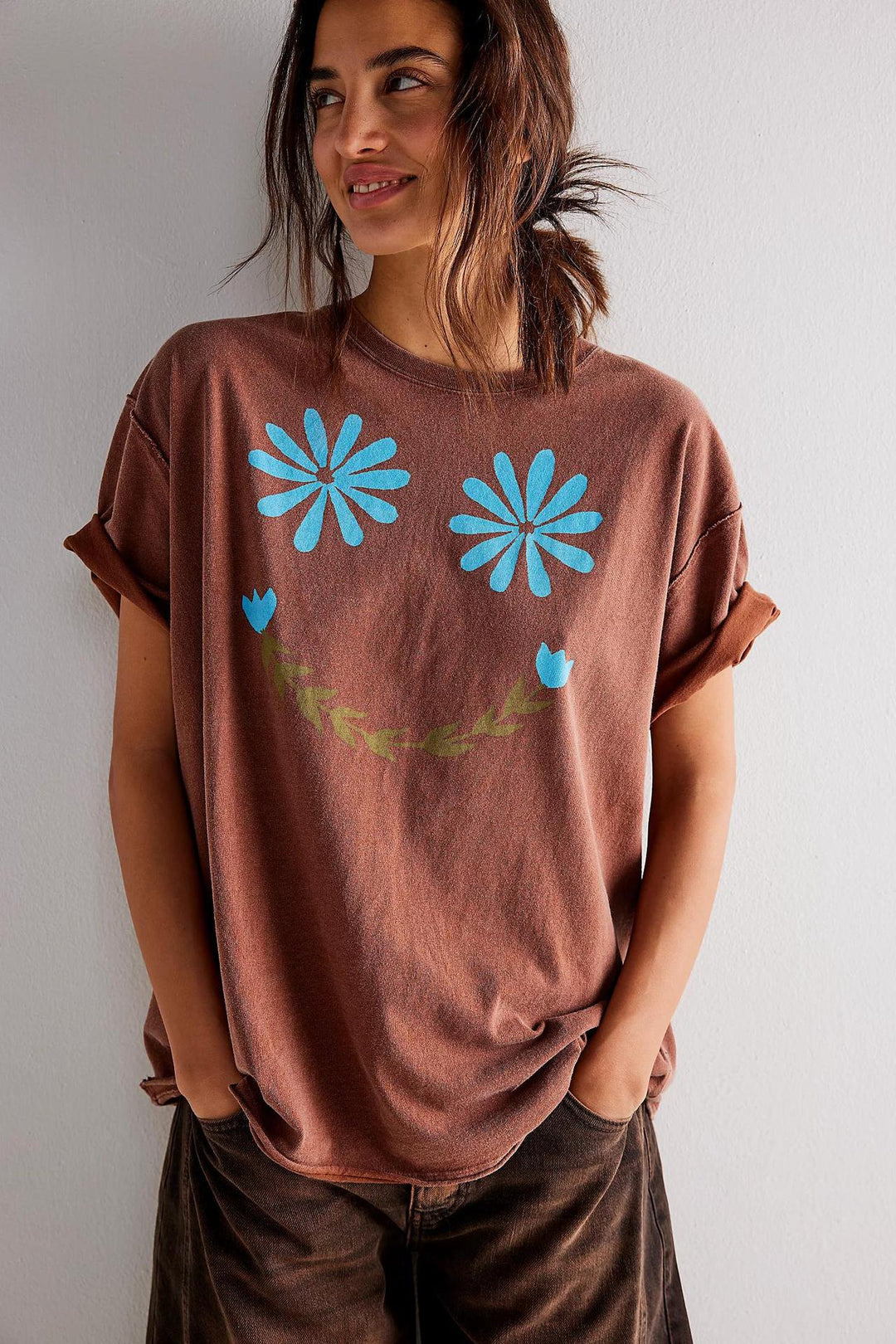 Dame afslappet T-shirt med floral smiley-print og oversized snit Skovae
